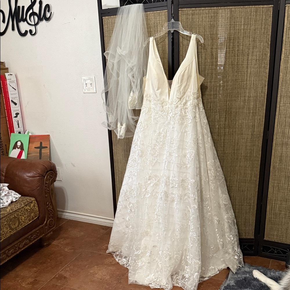Aspeed Ivory Lace Backless Gown